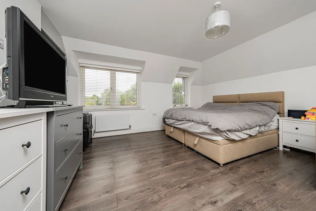 Sutton Court Road, Hillingdon, UB10, photo 5