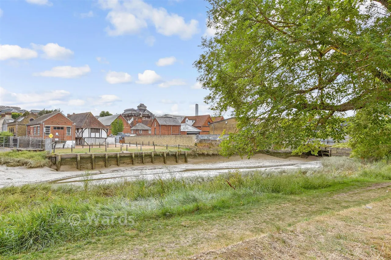 Front Brents, Faversham, ME13, photo 2