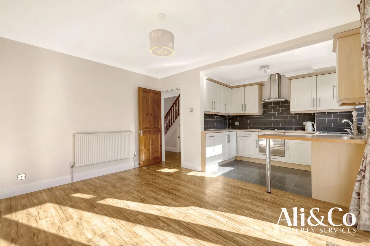 Heathview Road, Grays, Essex, RM16 2RS, photo 3