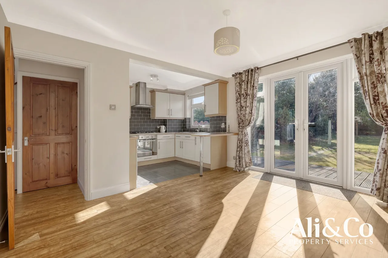Heathview Road, Grays, Essex, RM16 2RS, photo 2