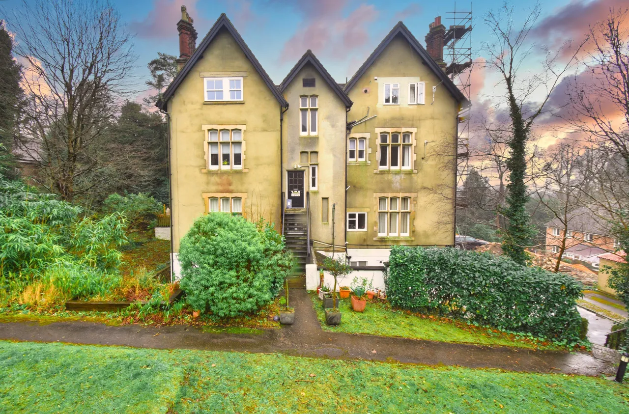 2 bed flat to rent — Raglan Road Reigate