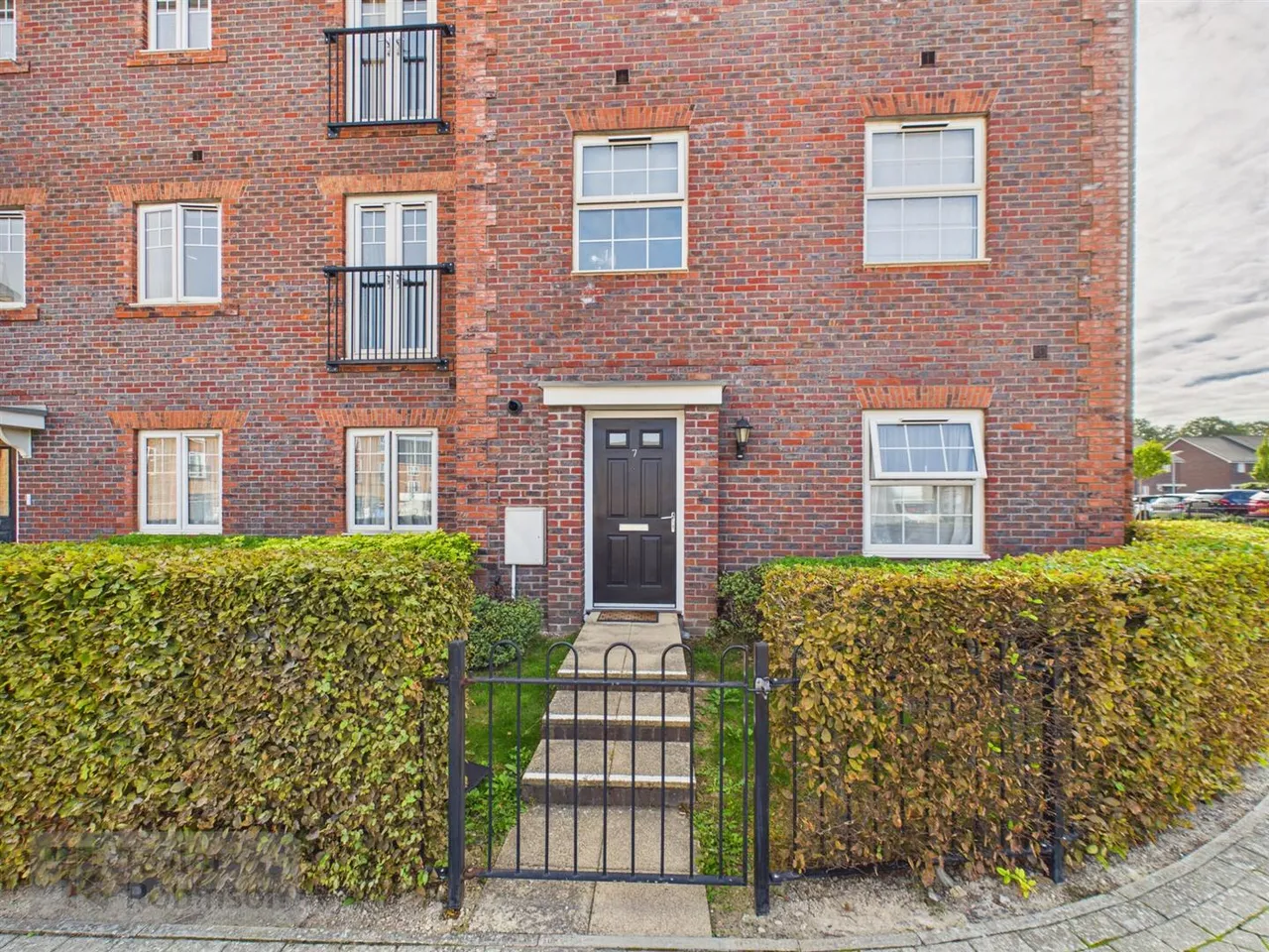 2 bed property for sale, Capua Court, Forge Wood, RH10