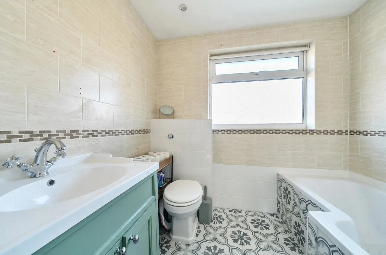 Frimley Grove Gardens, Frimley, Camberley, Surrey, GU16 7JY, photo 7