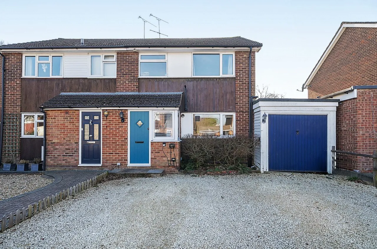 3 bed house for sale — Frimley Grove Gardens, Frimley, Camberley, Surrey, GU16 7JY