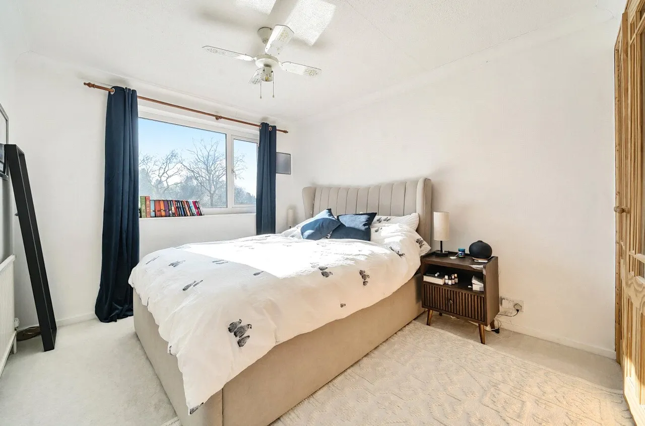 Frimley Grove Gardens, Frimley, Camberley, Surrey, GU16 7JY, photo 6
