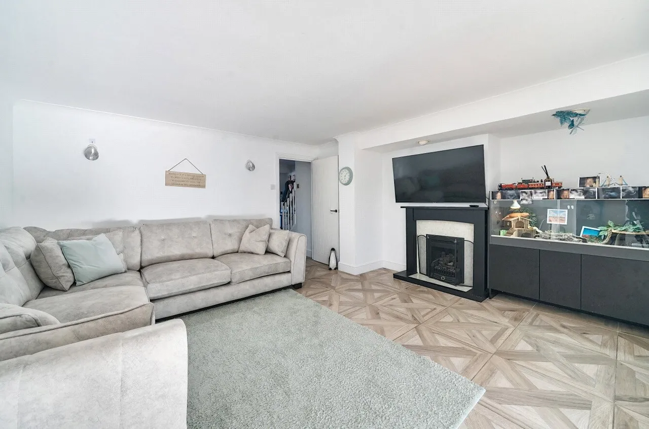 Frimley Grove Gardens, Frimley, Camberley, Surrey, GU16 7JY, photo 5