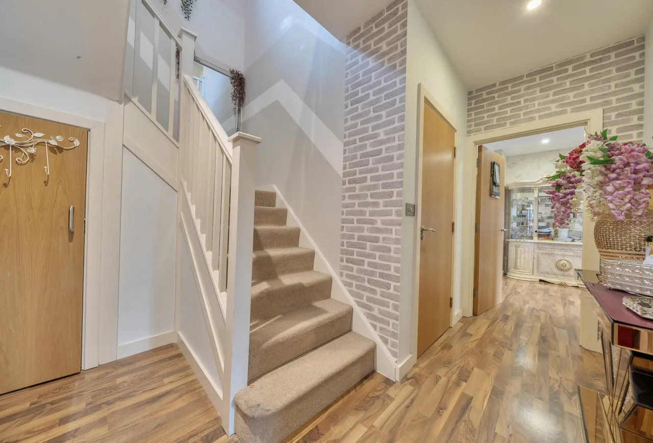 3 bed flat for sale — Bournebrook Grove, Romford, RM7 0GX