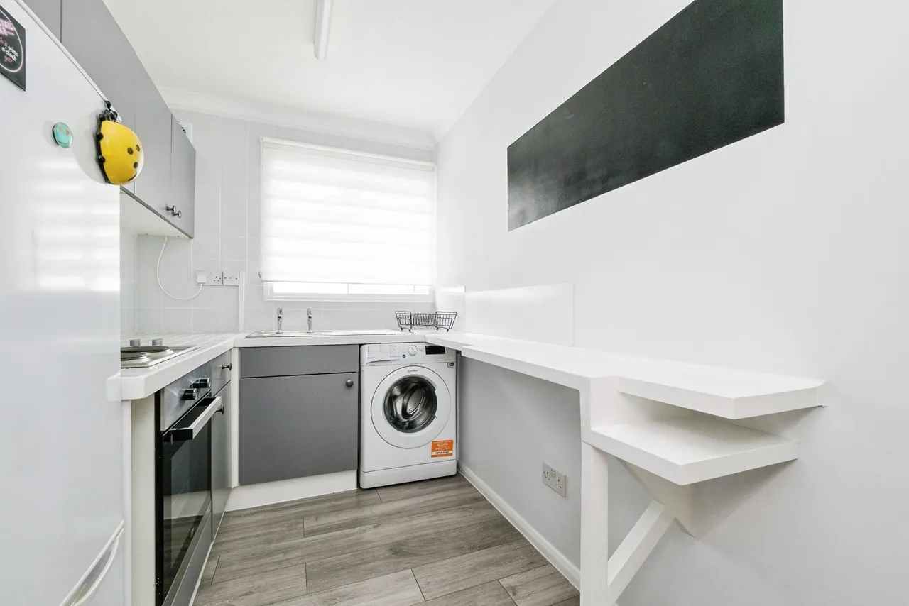 Hainault Road, London, E11, photo 20