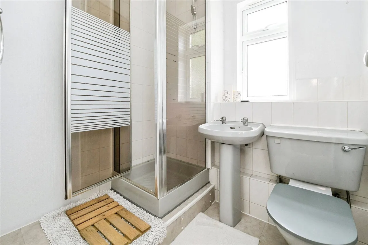 Hainault Road, London, E11, photo 13