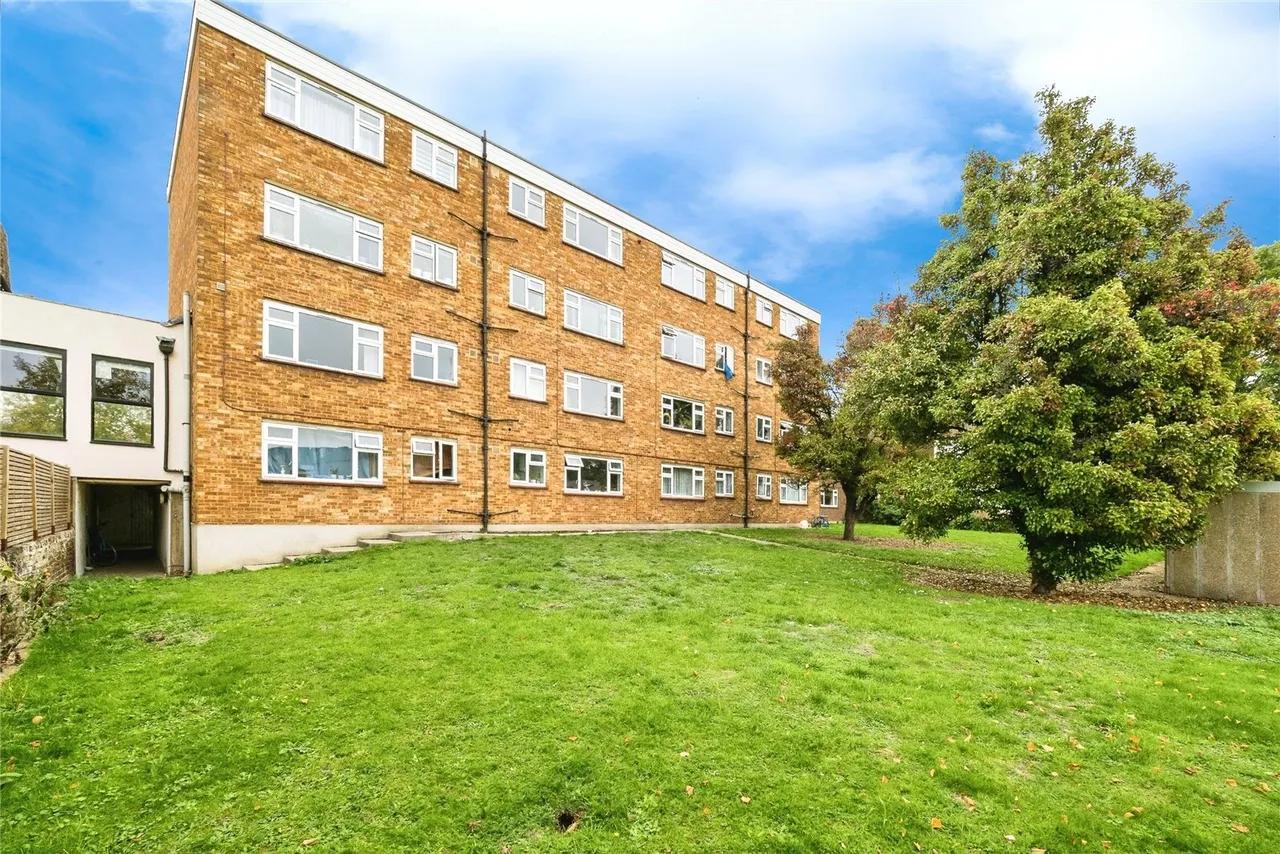 Hainault Road, London, E11, photo 26