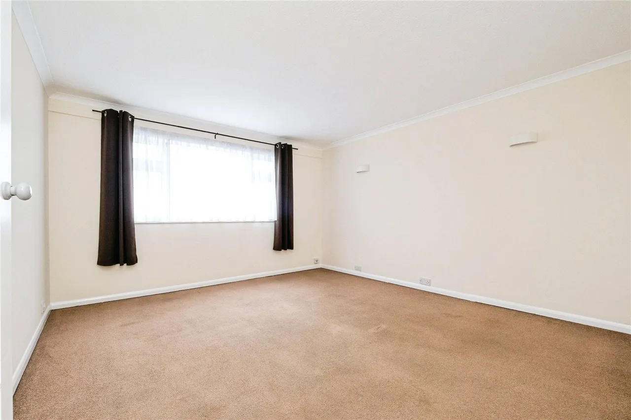 Hainault Road, London, E11, photo 9