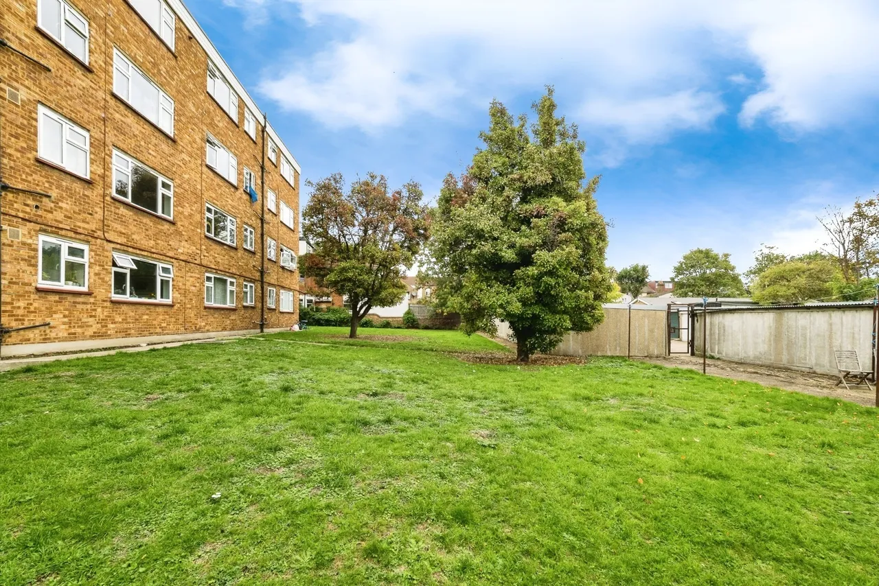 Hainault Road, London, E11, photo 31