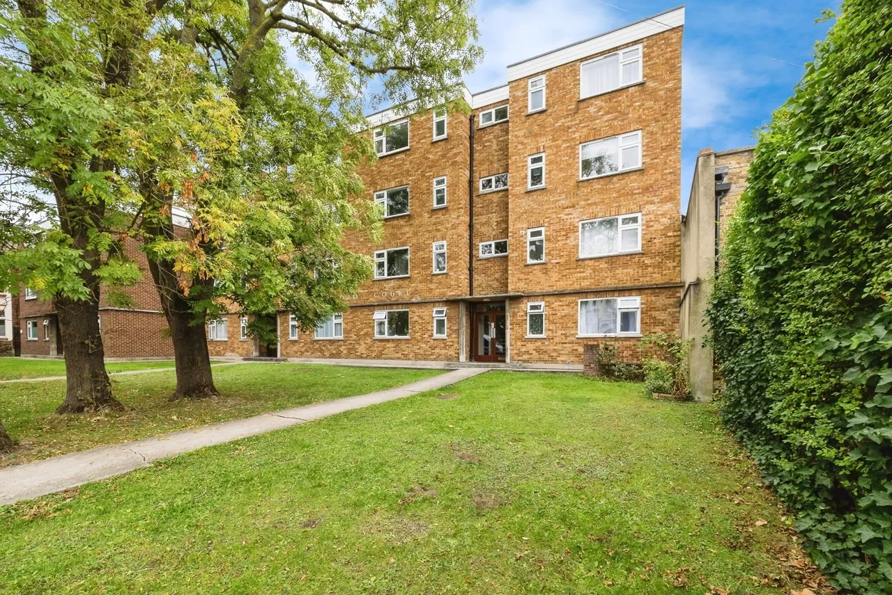 Hainault Road, London, E11, photo 3