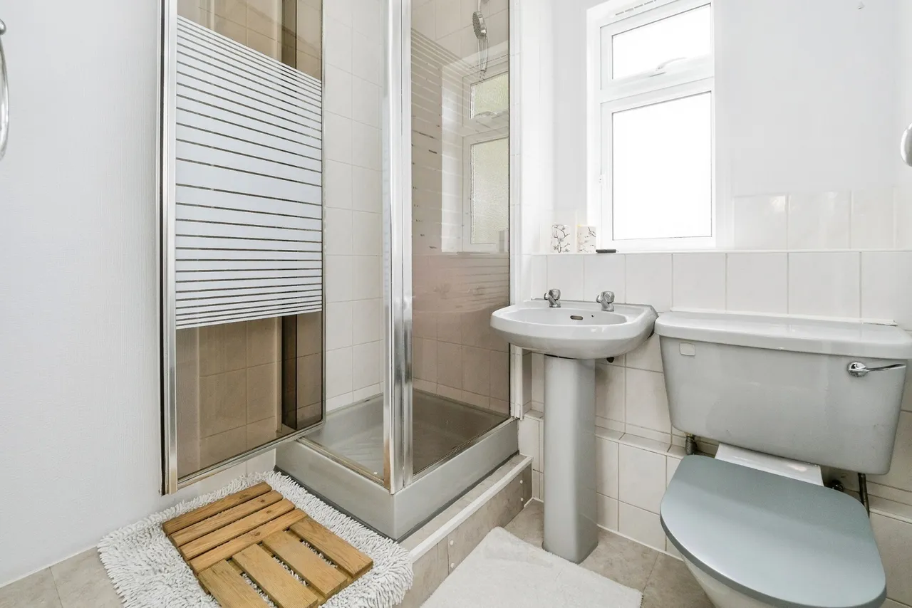 Hainault Road, London, E11, photo 27