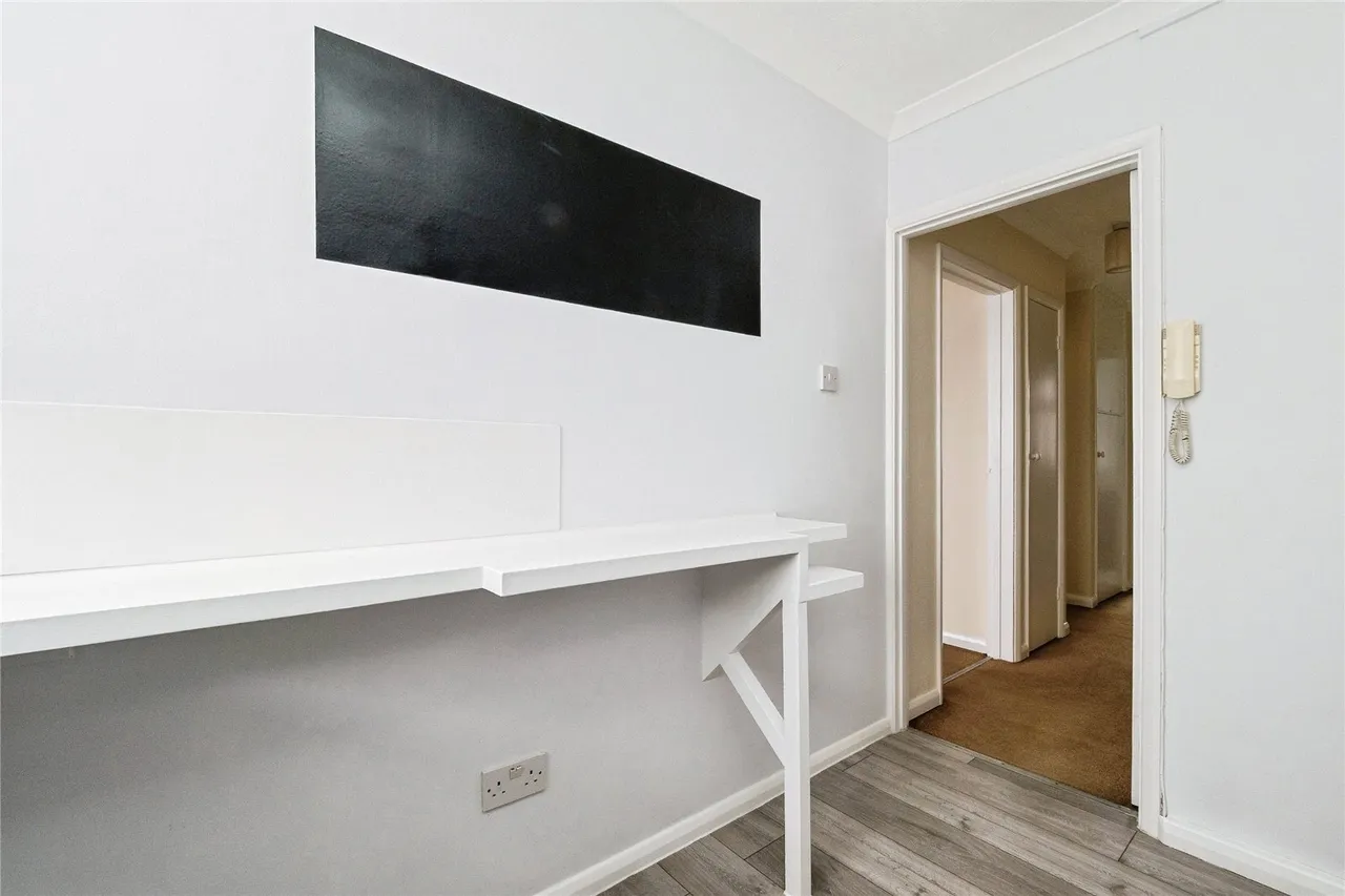 Hainault Road, London, E11, photo 6