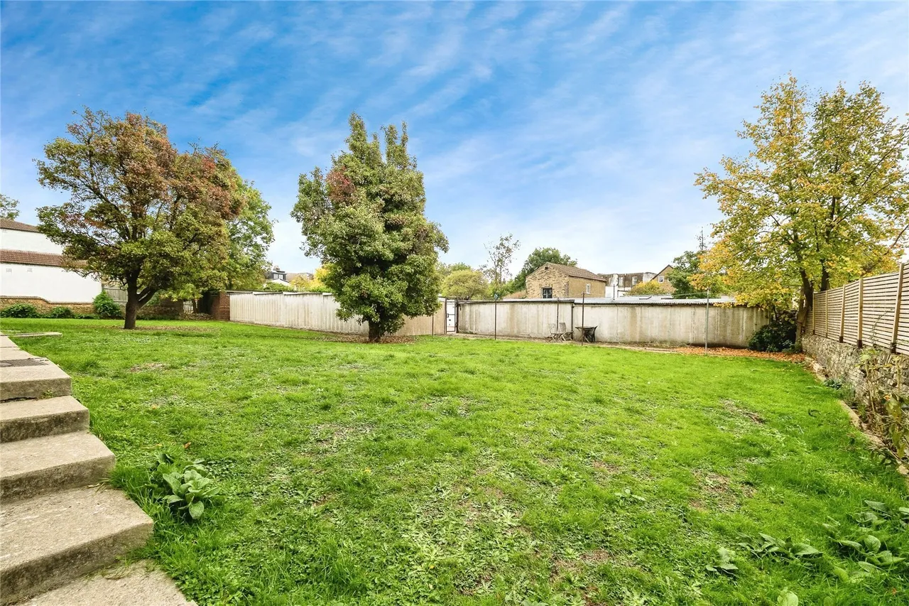 Hainault Road, London, E11, photo 33