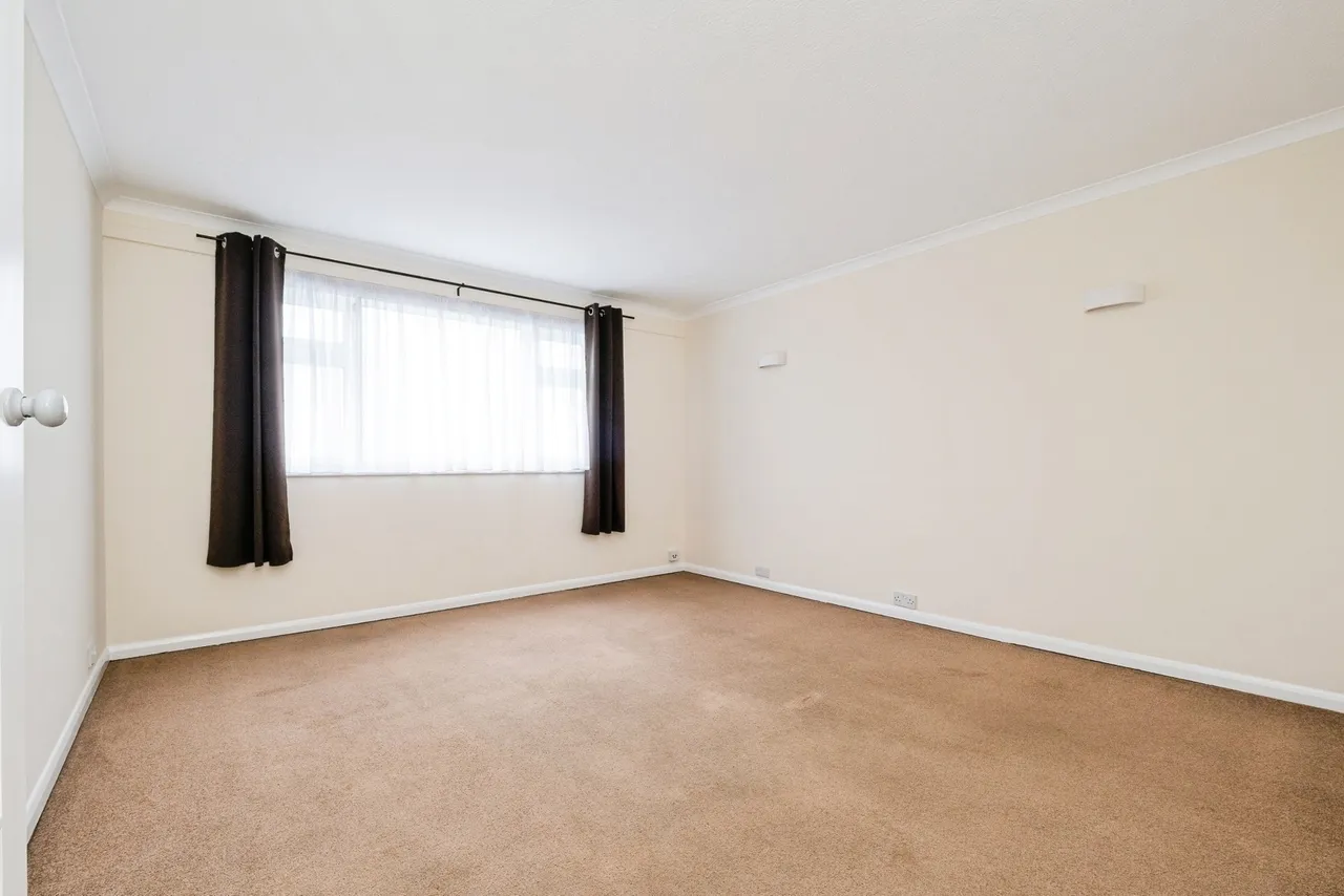 Hainault Road, London, E11, photo 12