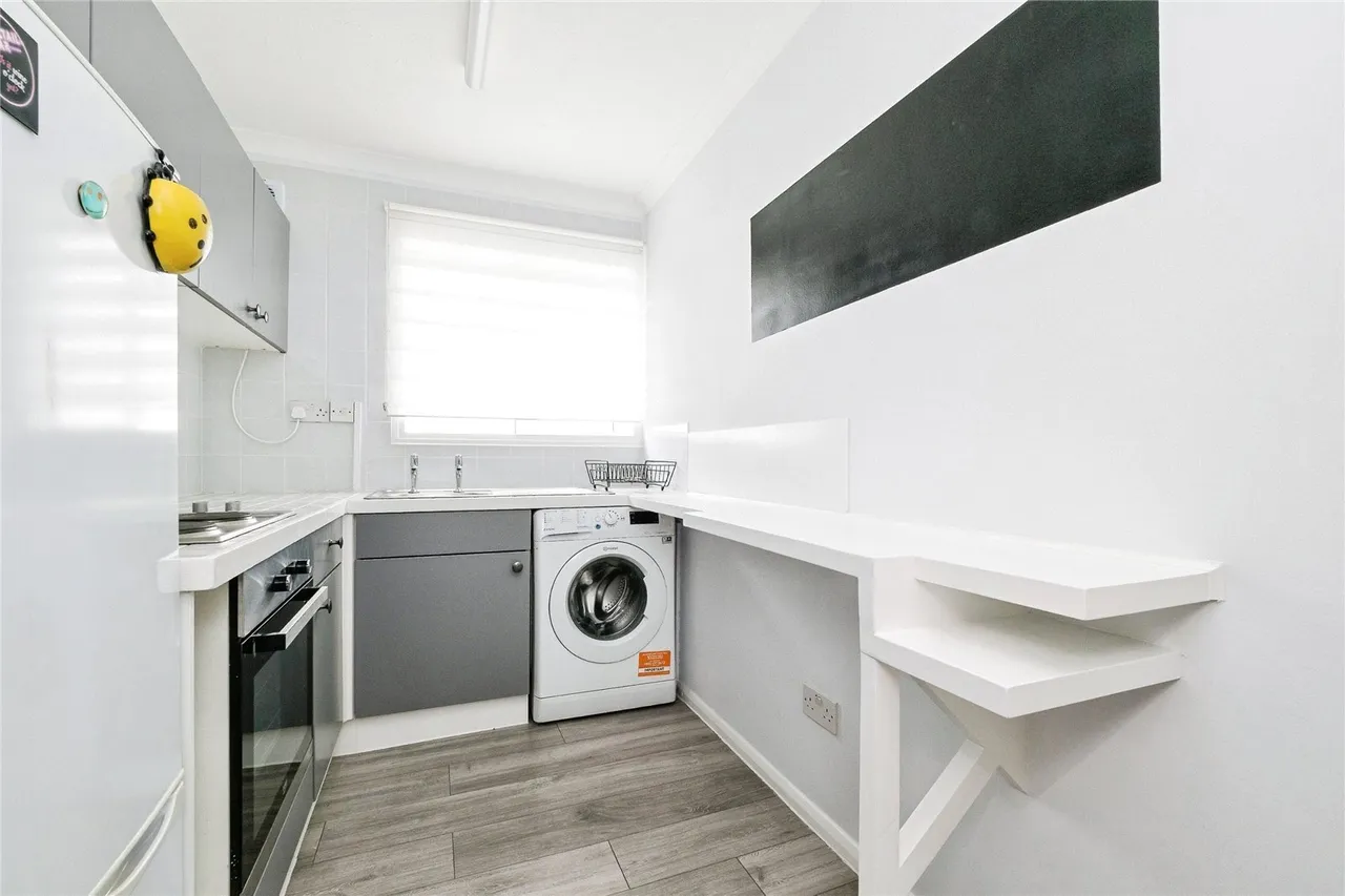 Hainault Road, London, E11, photo 2