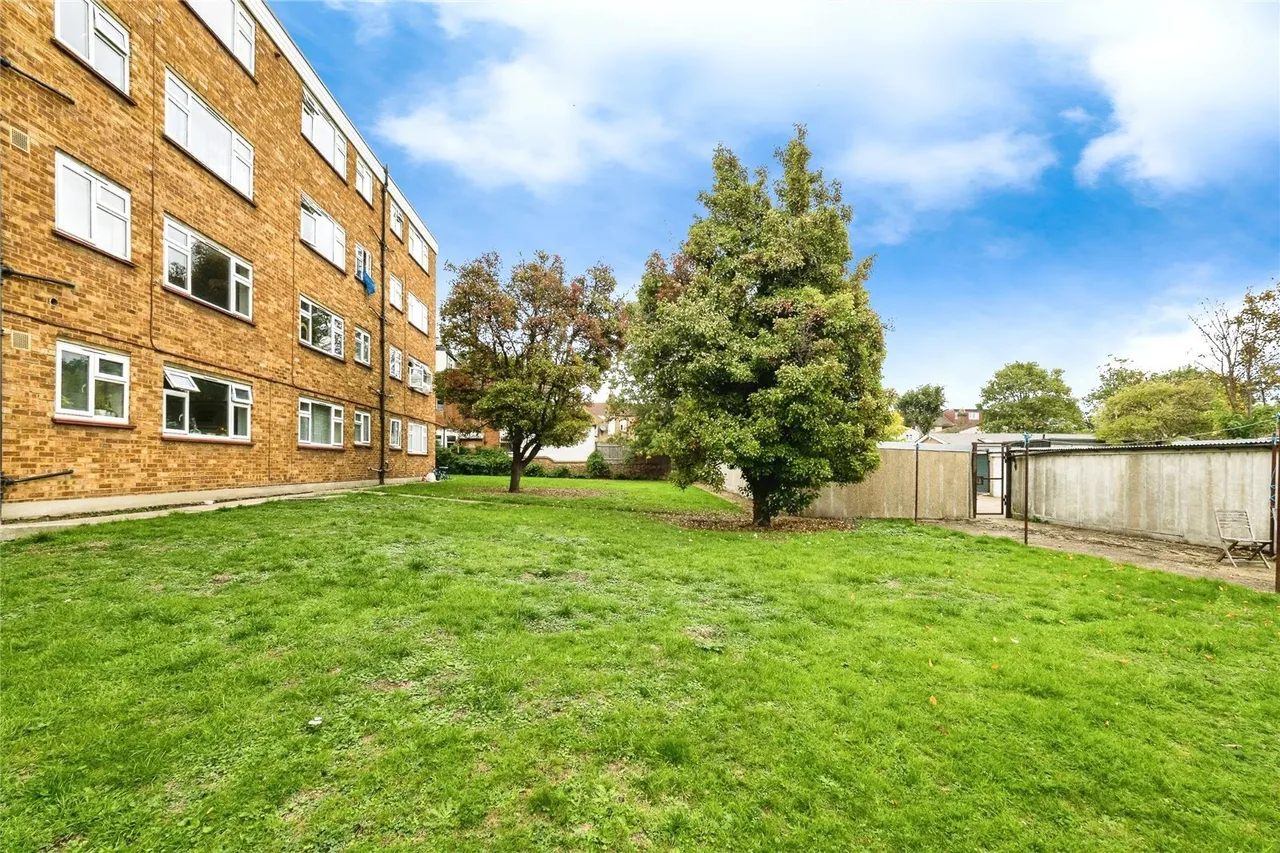 Hainault Road, London, E11, photo 32