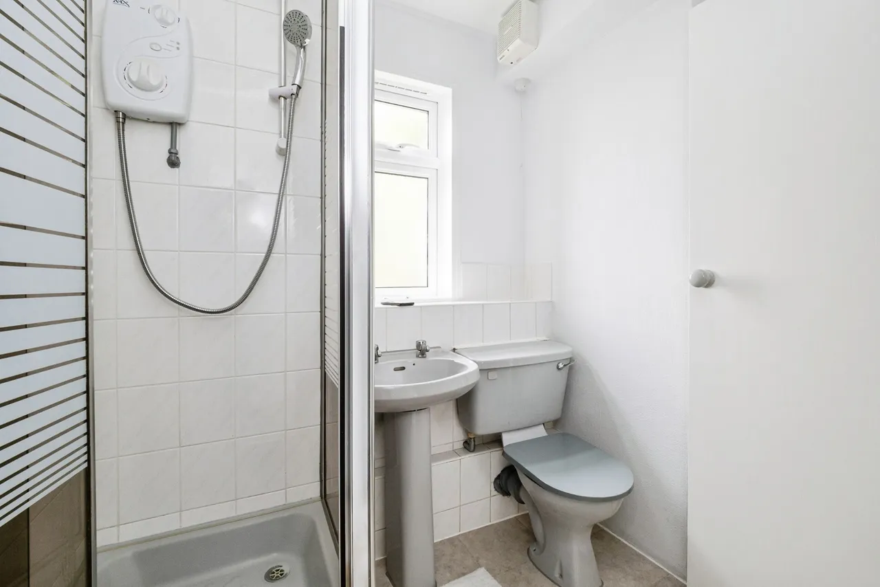 Hainault Road, London, E11, photo 28
