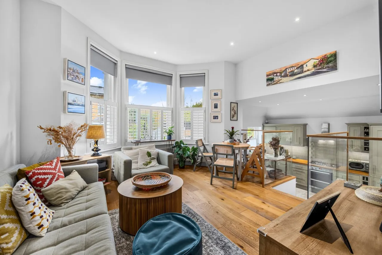2 bed flat for sale, Eglantine Road, London, SW18