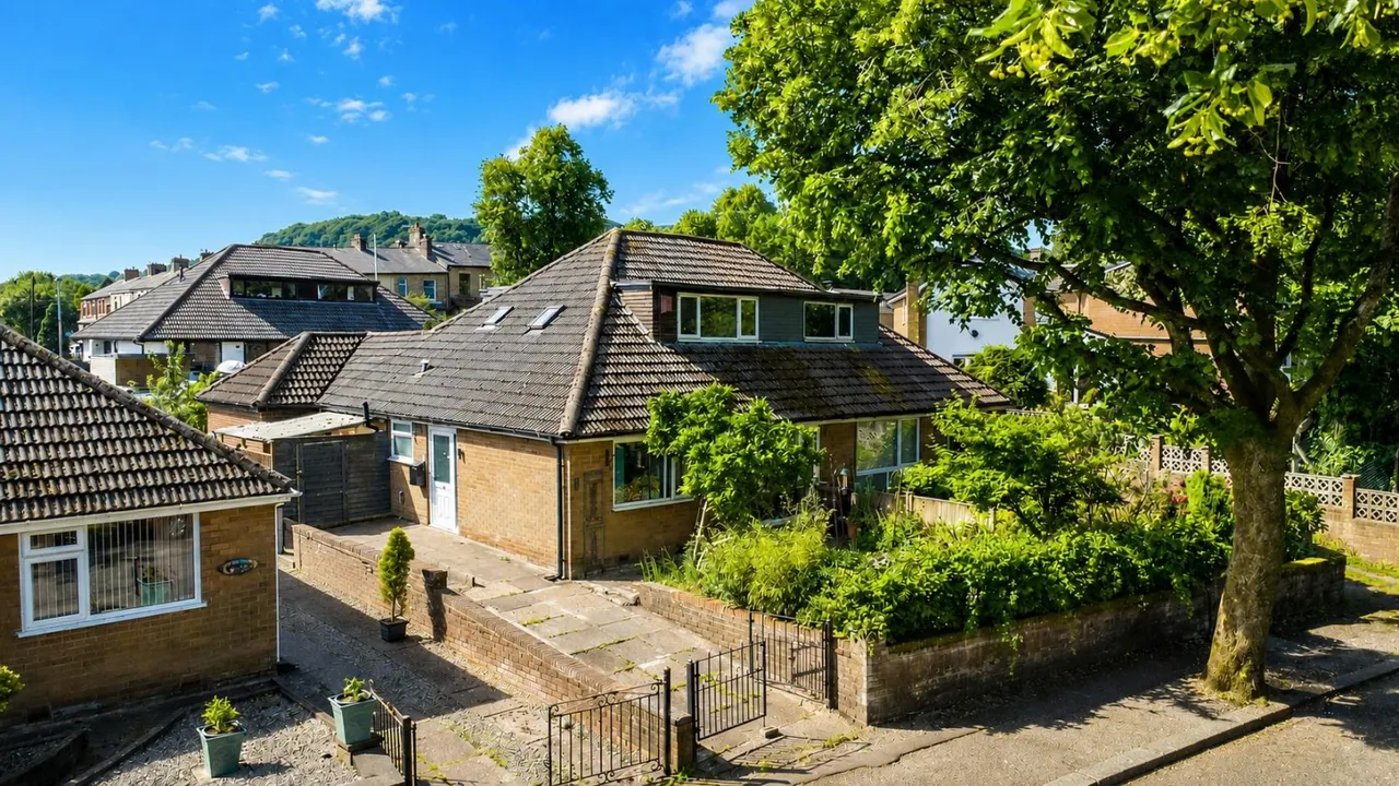3 bed house for sale — Falcon Avenue, Darwen