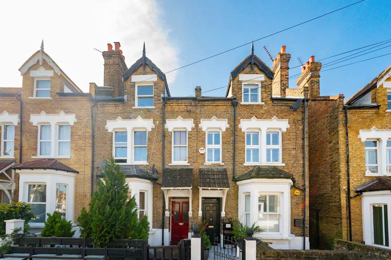 3 bed flat for sale — 25 Dempster Road, London