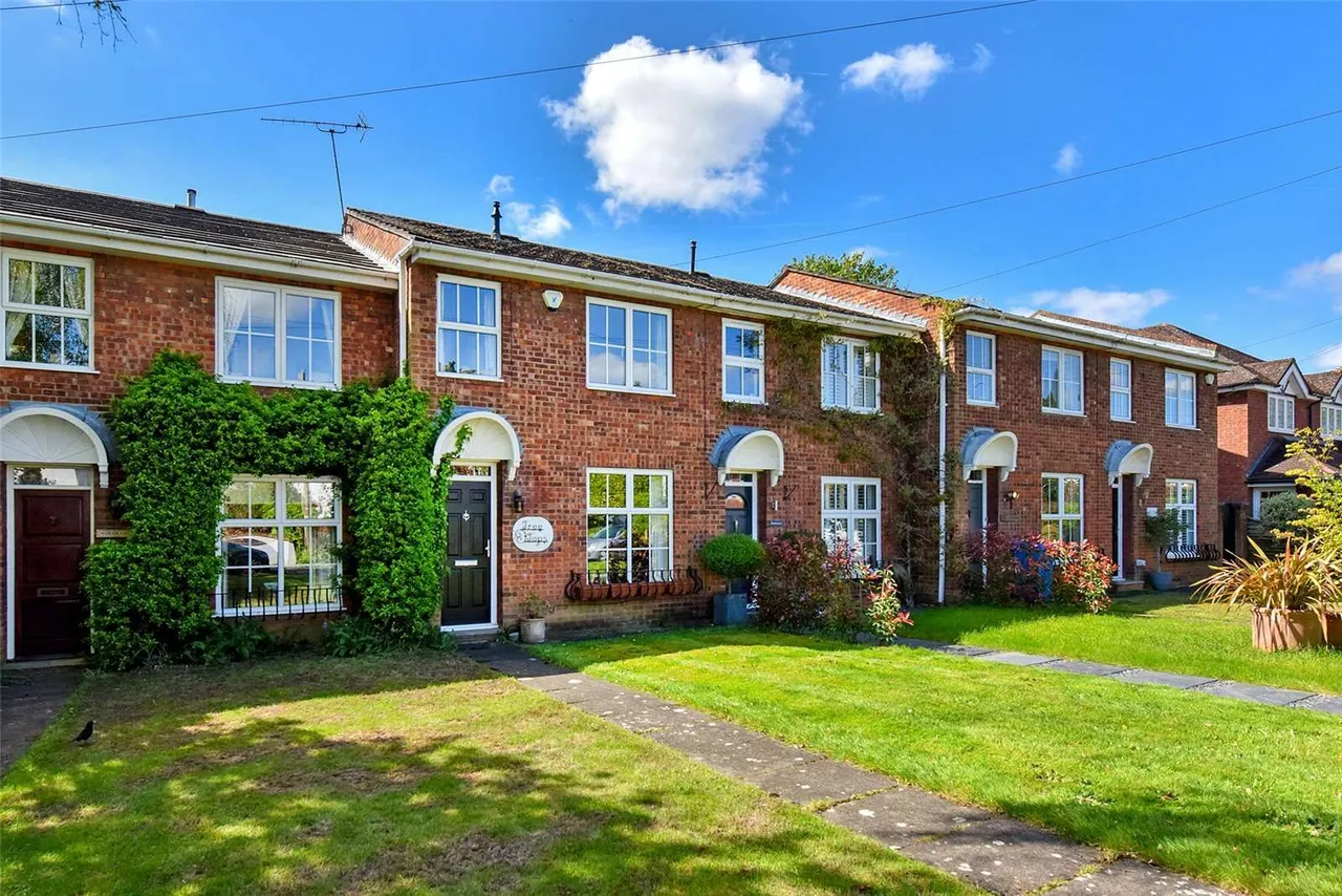 3 bed house for sale, High Road, Cookham, SL6