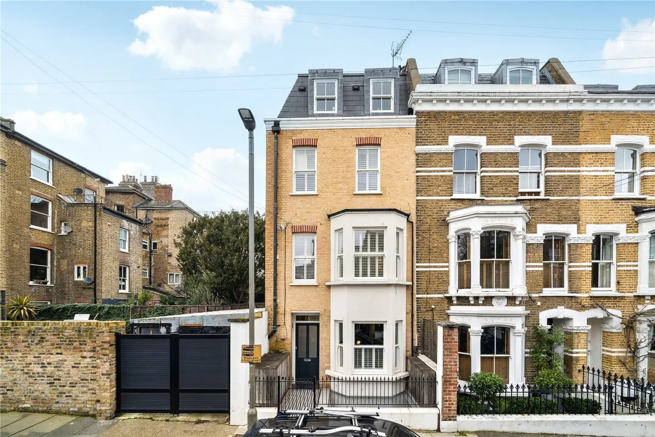 2 bed flat for sale, Bennerley Road, London, SW11