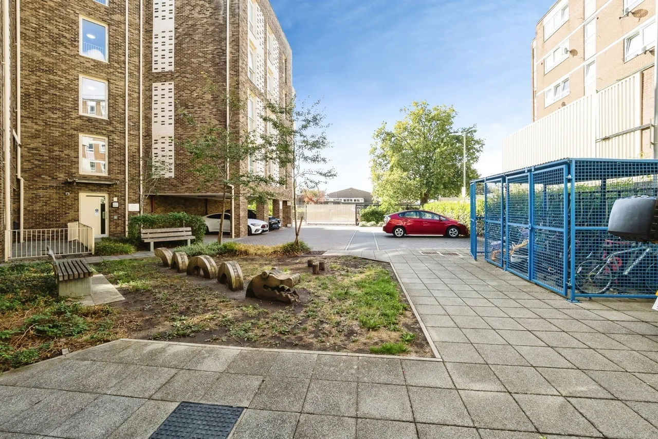 Rainham Road North, Dagenham, RM10, photo 17