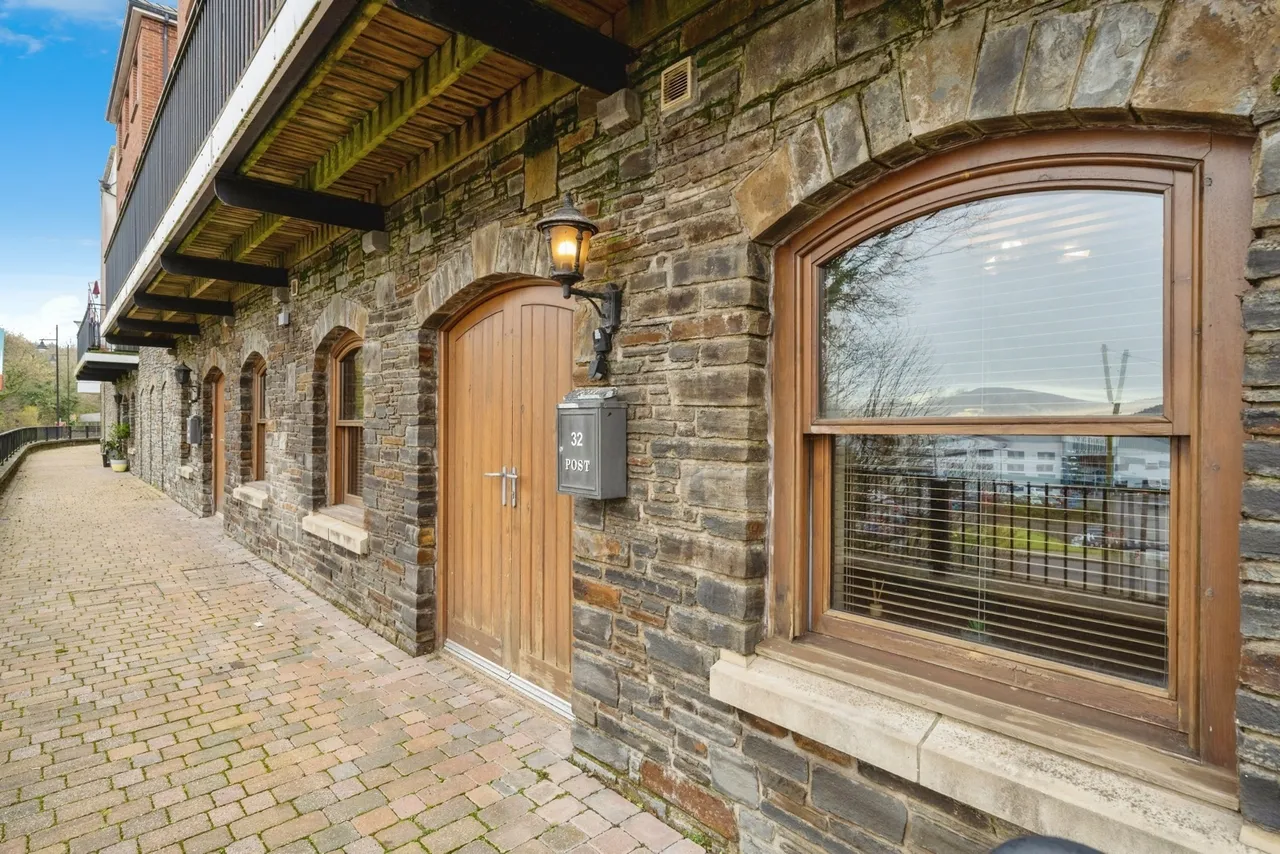 1 bed flat for sale, Meadow Bank, Llandarcy, SA10