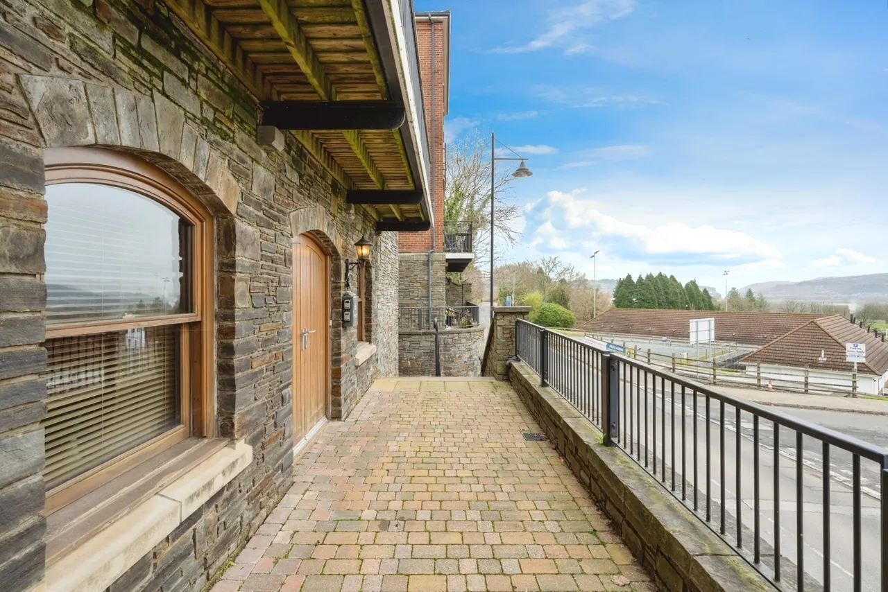 Meadow Bank, Llandarcy, SA10, photo 13