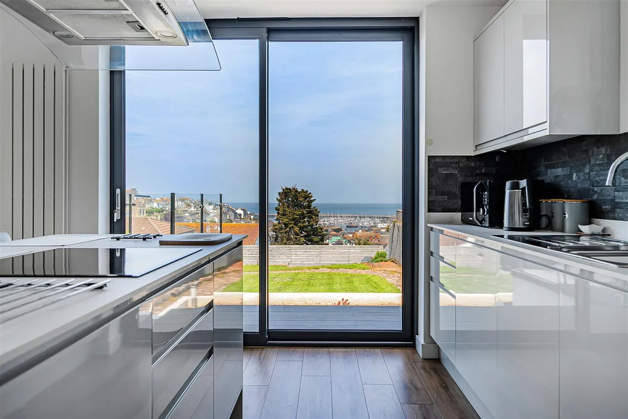 Langley Avenue, Brixham, photo 7