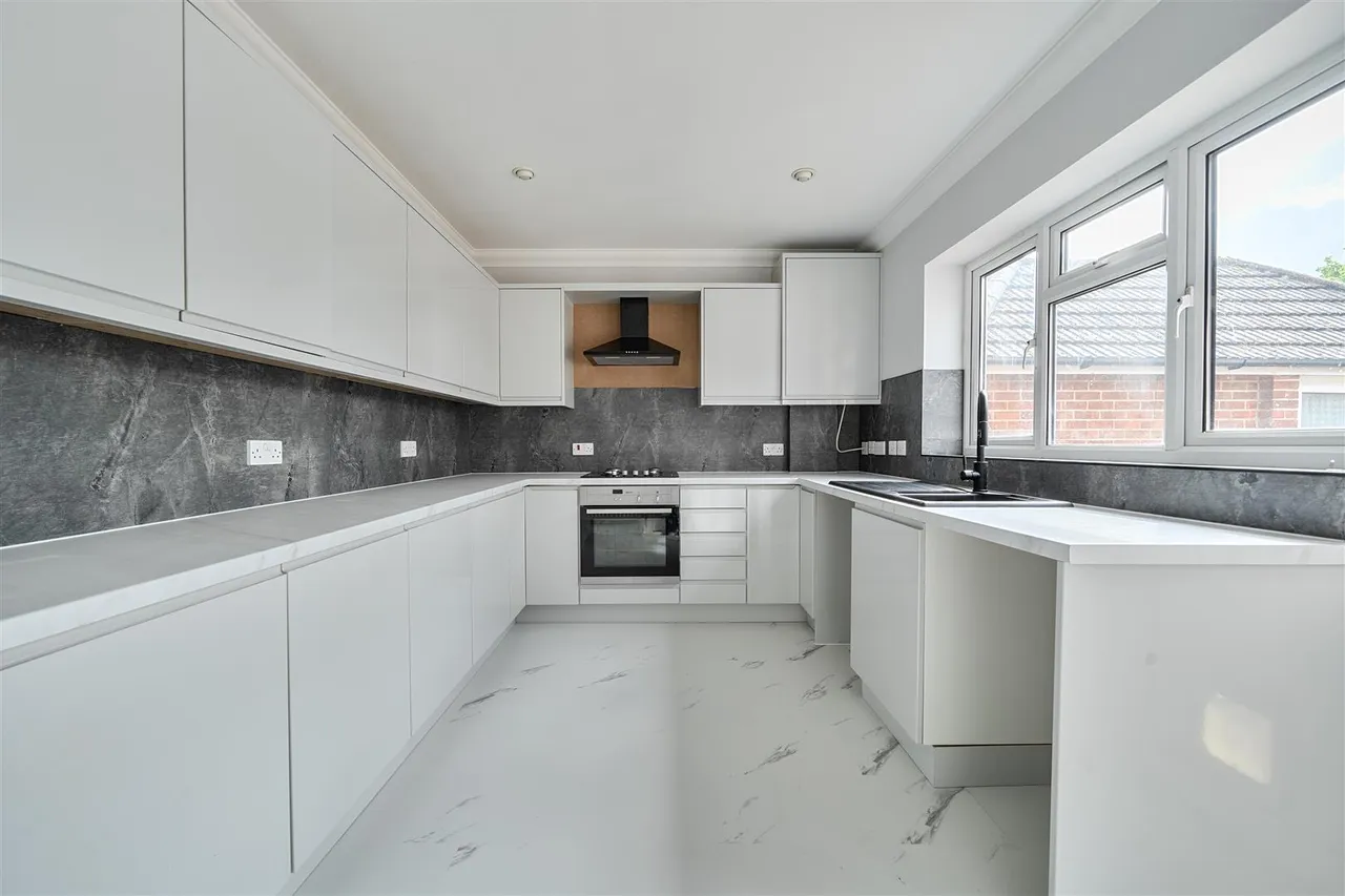 Holly Hill Lane, Sarisbury Green, Southampton, photo 2
