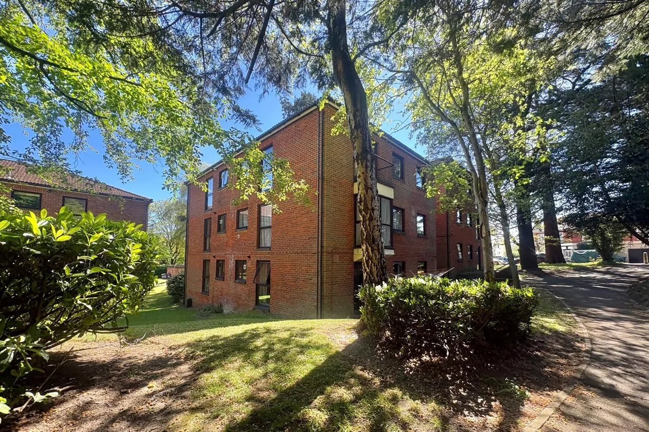 2 bed flat for sale — Hillcrest, Upper Weybourne Lane, Farnham, Surrey, GU9 9DH