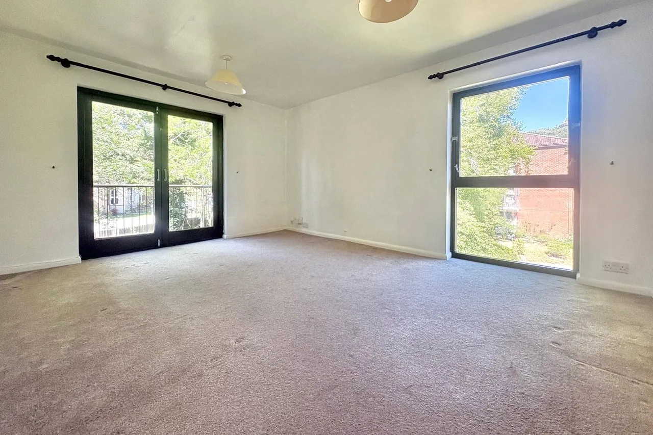 Hillcrest, Upper Weybourne Lane, Farnham, Surrey, GU9 9DH, photo 3