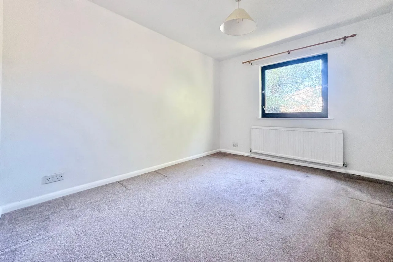 Hillcrest, Upper Weybourne Lane, Farnham, Surrey, GU9 9DH, photo 4