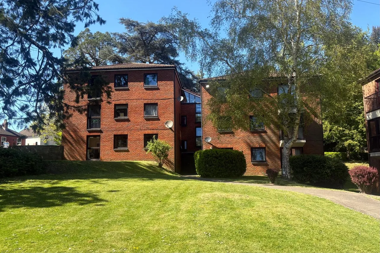 Hillcrest, Upper Weybourne Lane, Farnham, Surrey, GU9 9DH, photo 8