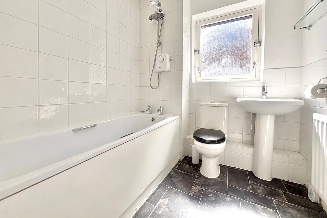 Hillcrest, Upper Weybourne Lane, Farnham, Surrey, GU9 9DH, photo 5