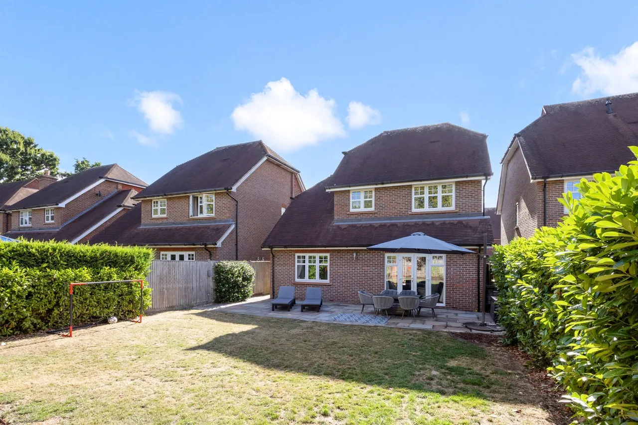 4 bed property for sale, Farthings Hill, Horsham, RH12