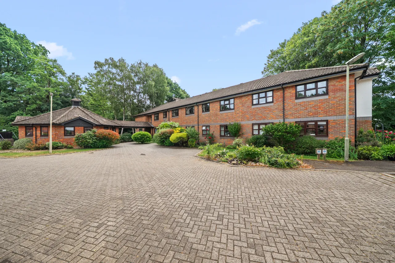 Pitson Close, Addlestone, KT15, photo 17