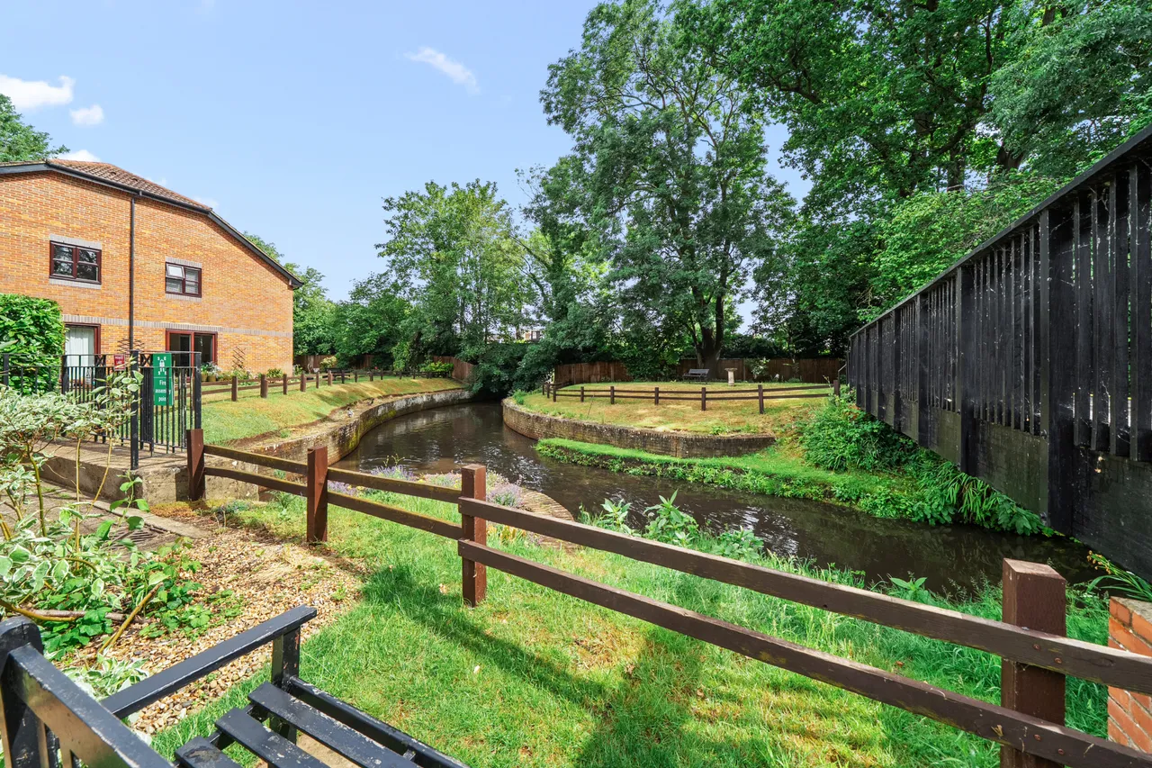 Pitson Close, Addlestone, KT15, photo 6
