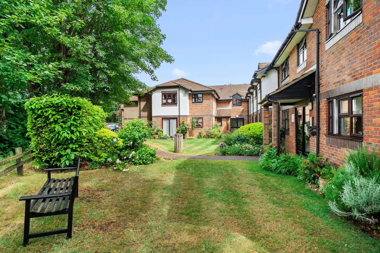 Pitson Close, Addlestone, KT15, photo 13