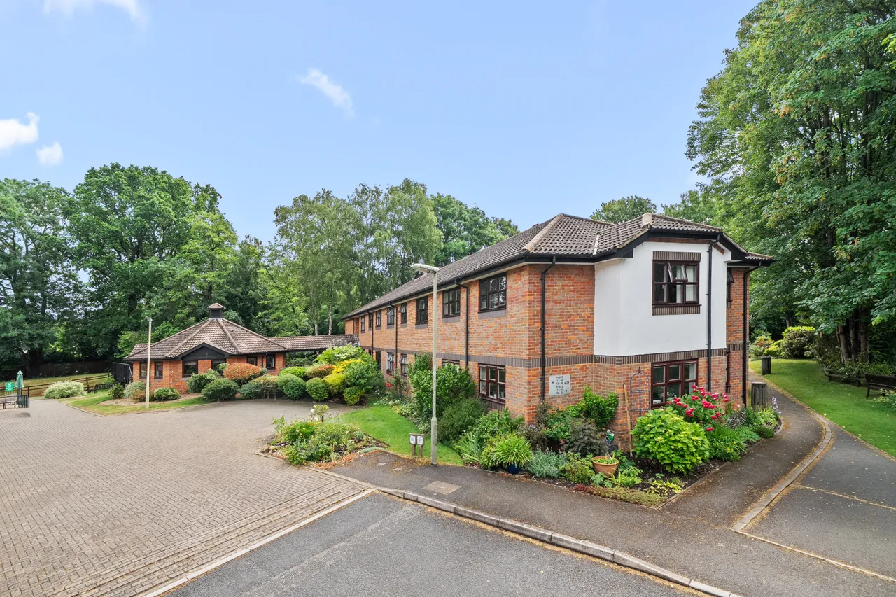 2 bed property for sale, Pitson Close, Addlestone, KT15