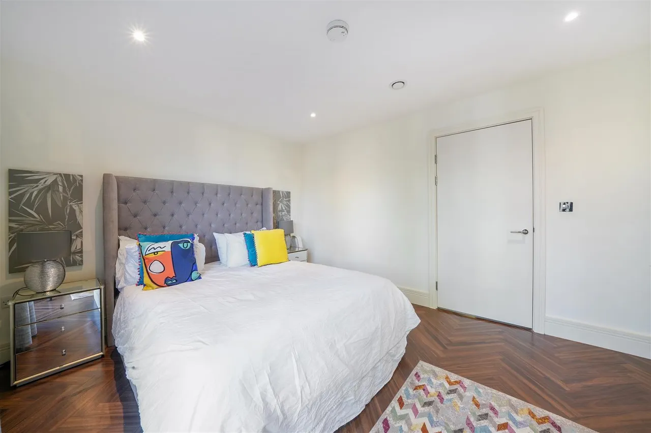 Sir Alexander Close, London, photo 12