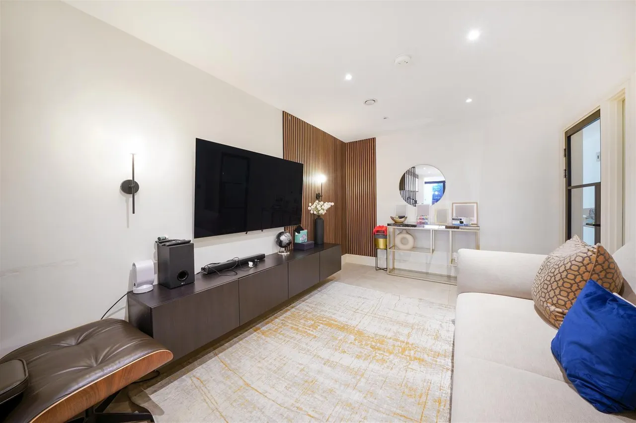 Sir Alexander Close, London, photo 4