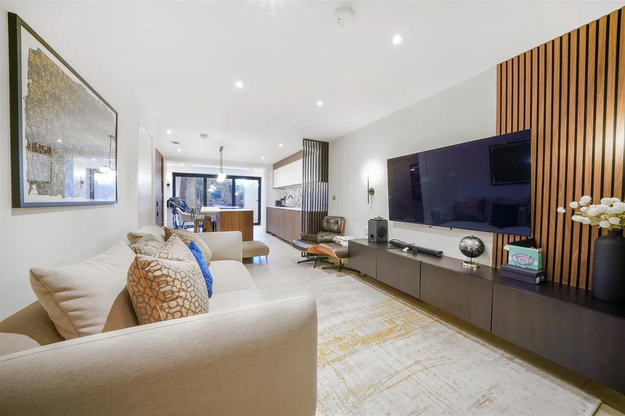 Sir Alexander Close, London, photo 3