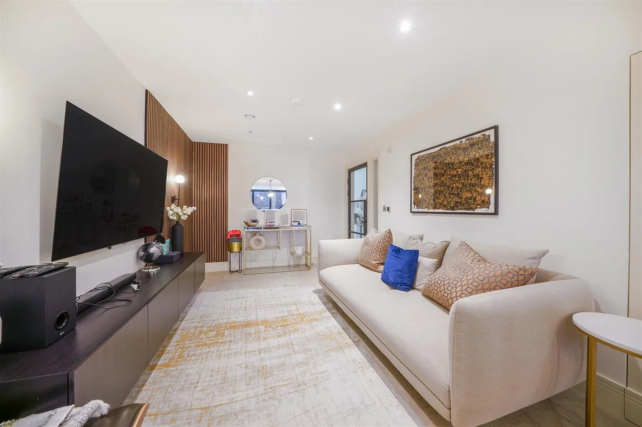 Sir Alexander Close, London, photo 5