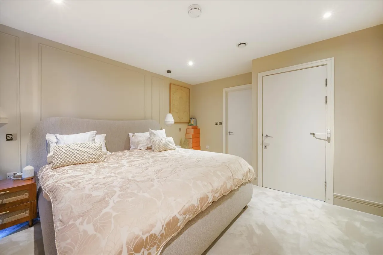 Sir Alexander Close, London, photo 9