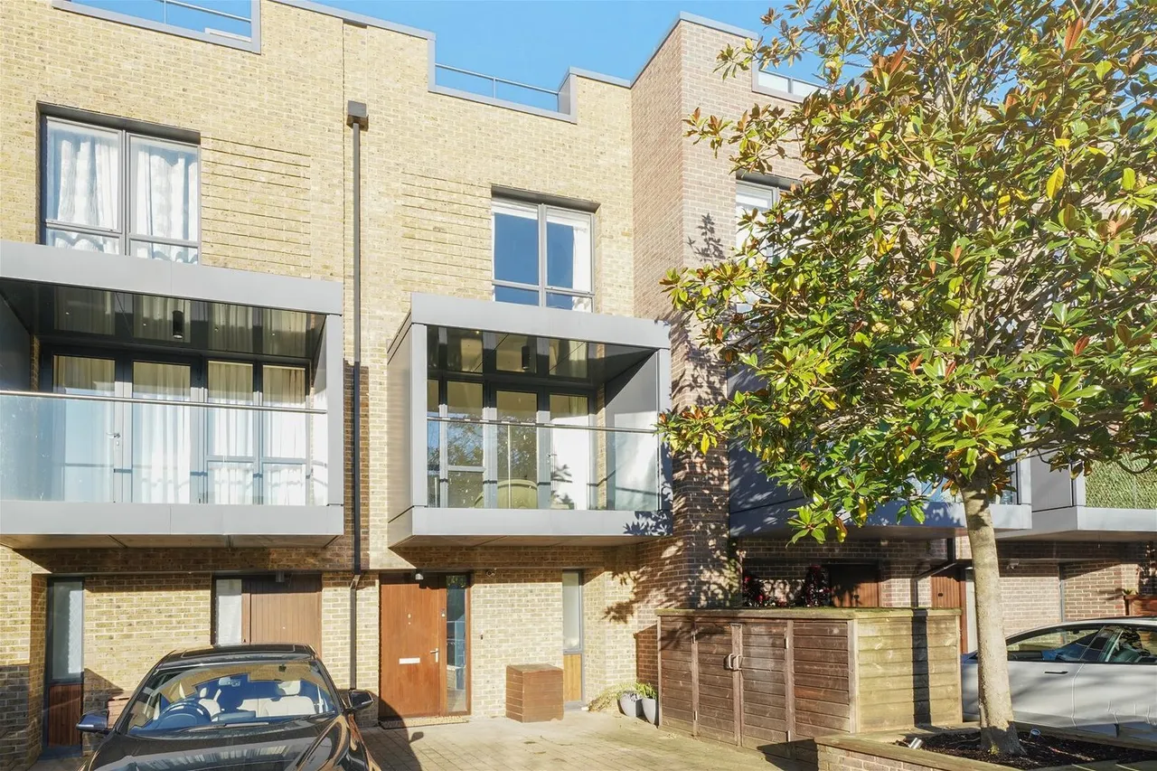4 bed house for sale — Sir Alexander Close, London